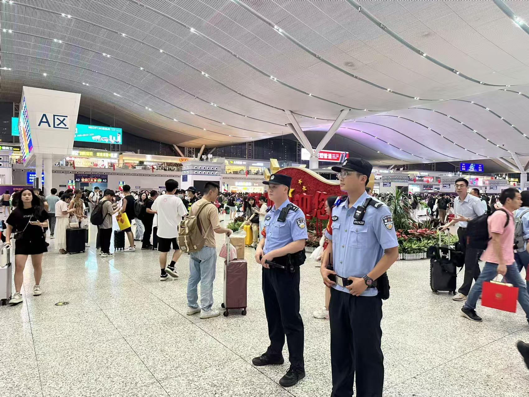 中秋假期深铁公安全力保障广大旅客出行安全