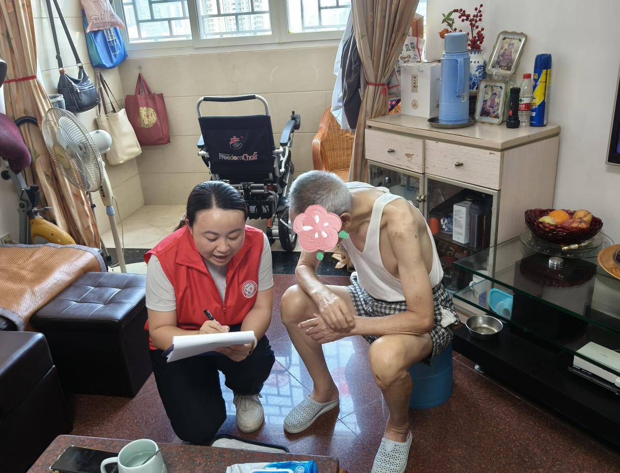 “情满中秋月·爱暖长者心” 翠平社区开展特殊长者入户探访活动