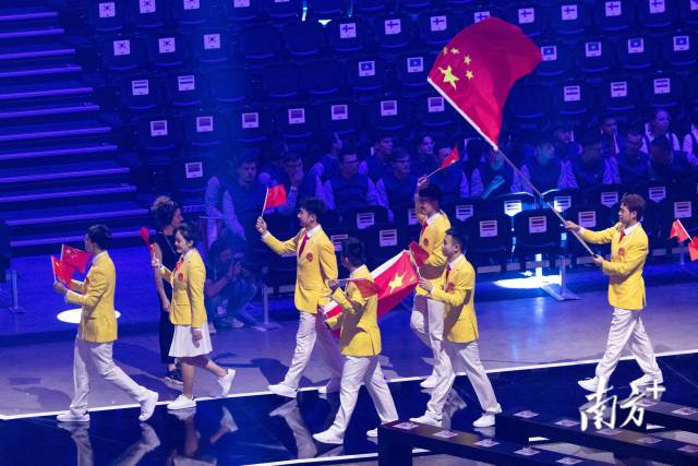 在主持人念到“China！”的一刻，中国代表团手挥五星红旗进场。