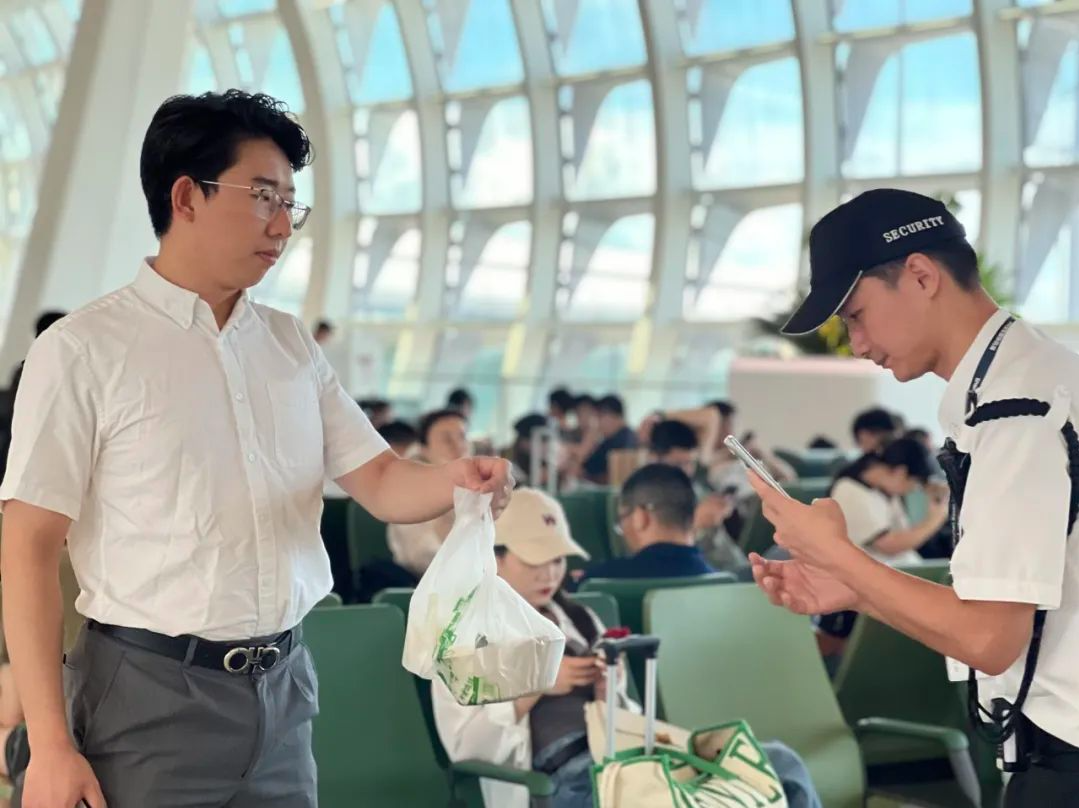 在登机口也能吃上热乎饭！深圳机场可以点外卖啦