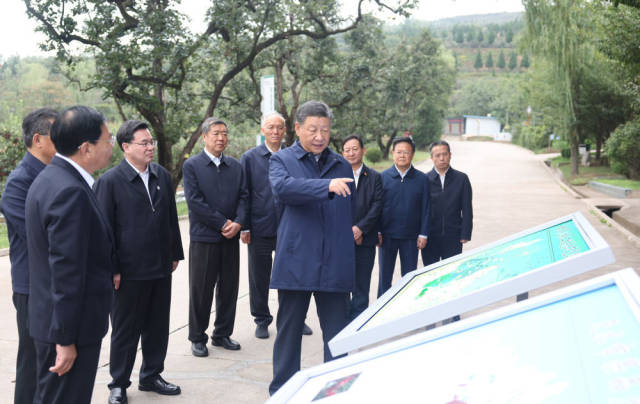9月10日至13日，中共中央总书记、国家主席、中央军委主席习近平在甘肃考察。这是11日上午，习近平在天水市麦积区南山花牛苹果基地考察时，听取引洮供水工程情况汇报。新华社记者 鞠鹏 摄
