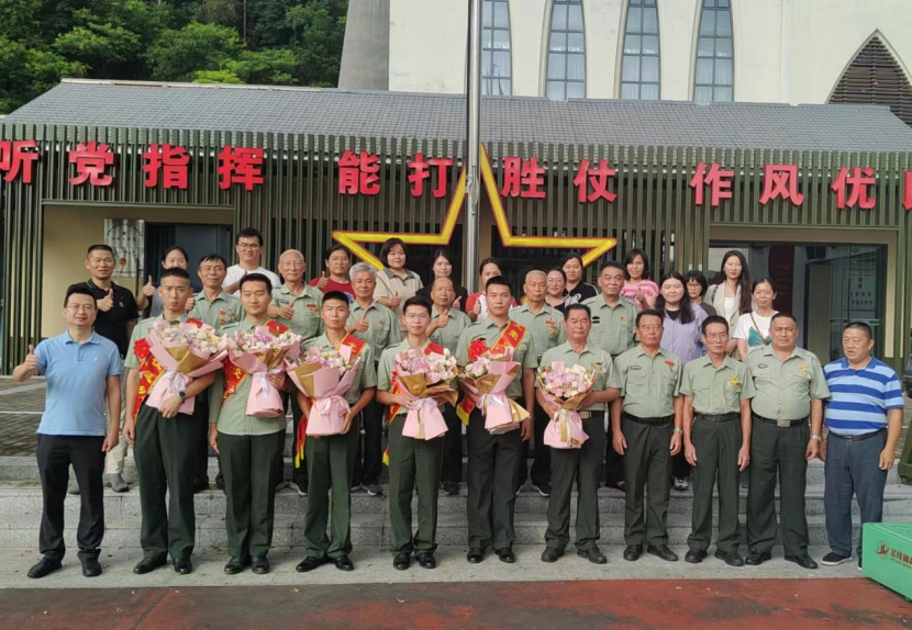 布吉街道举行2024年退役军人光荣返乡座谈会暨爱国主义红色教育宣讲会