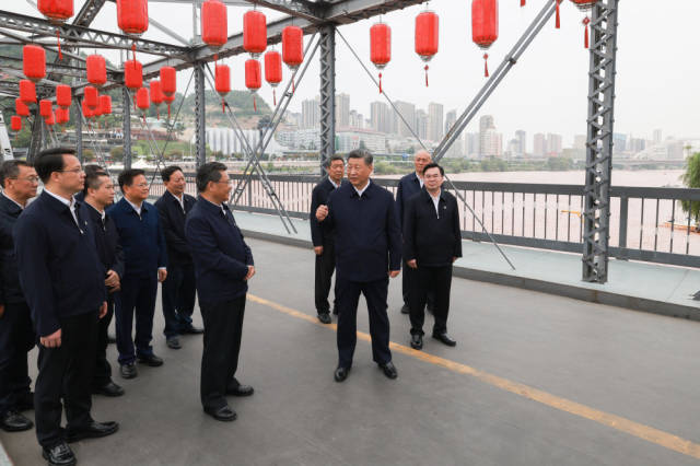 9月10日至13日，中共中央总书记、国家主席、中央军委主席习近平在甘肃考察。这是11日下午，习近平在兰州中山桥上了解黄河生态保护情况。新华社记者 王晔 摄
