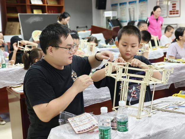 溪头社区开展中秋亲子手工制作活动