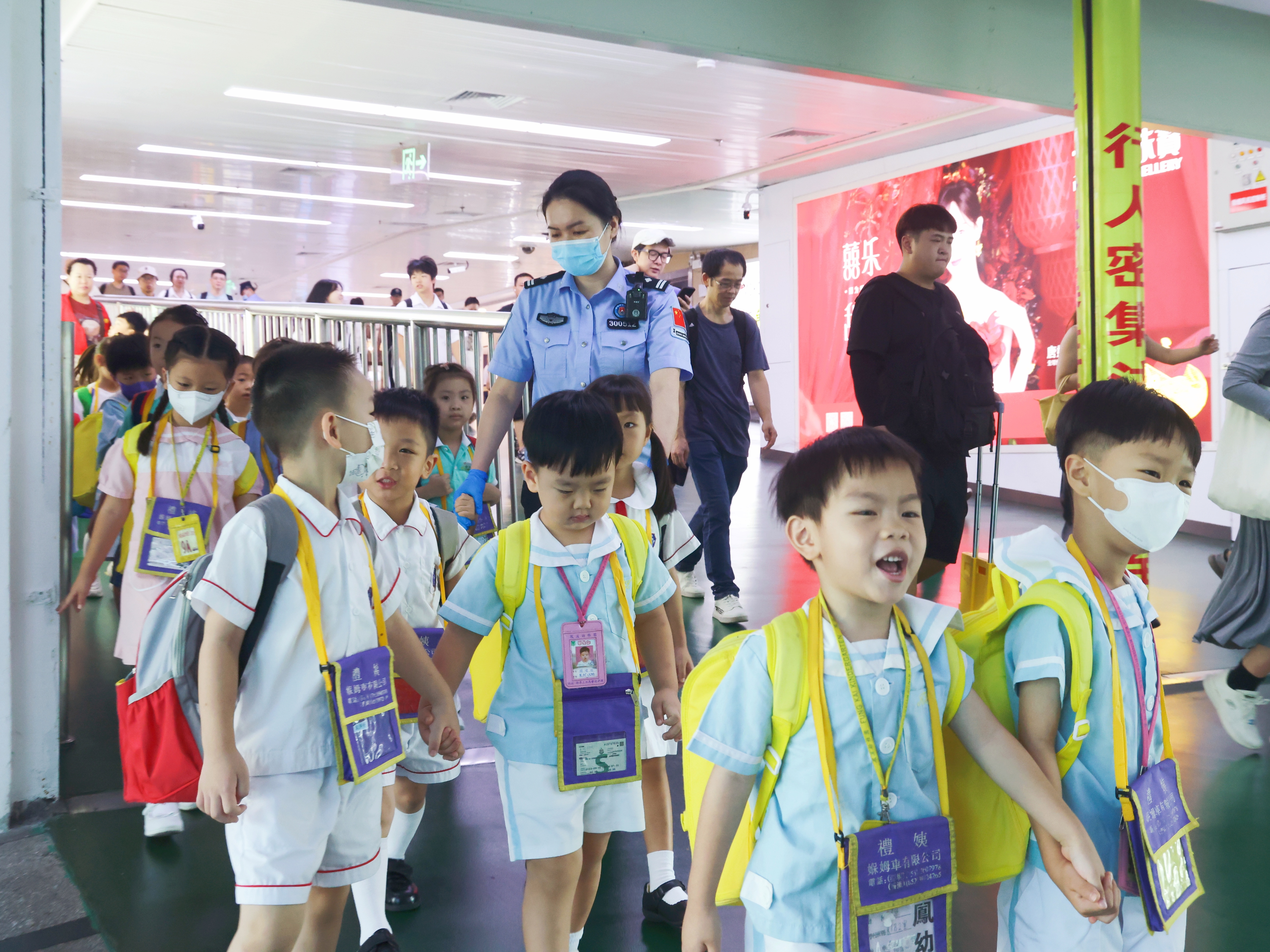 开学啦！边检护航深港跨境学童通关返校