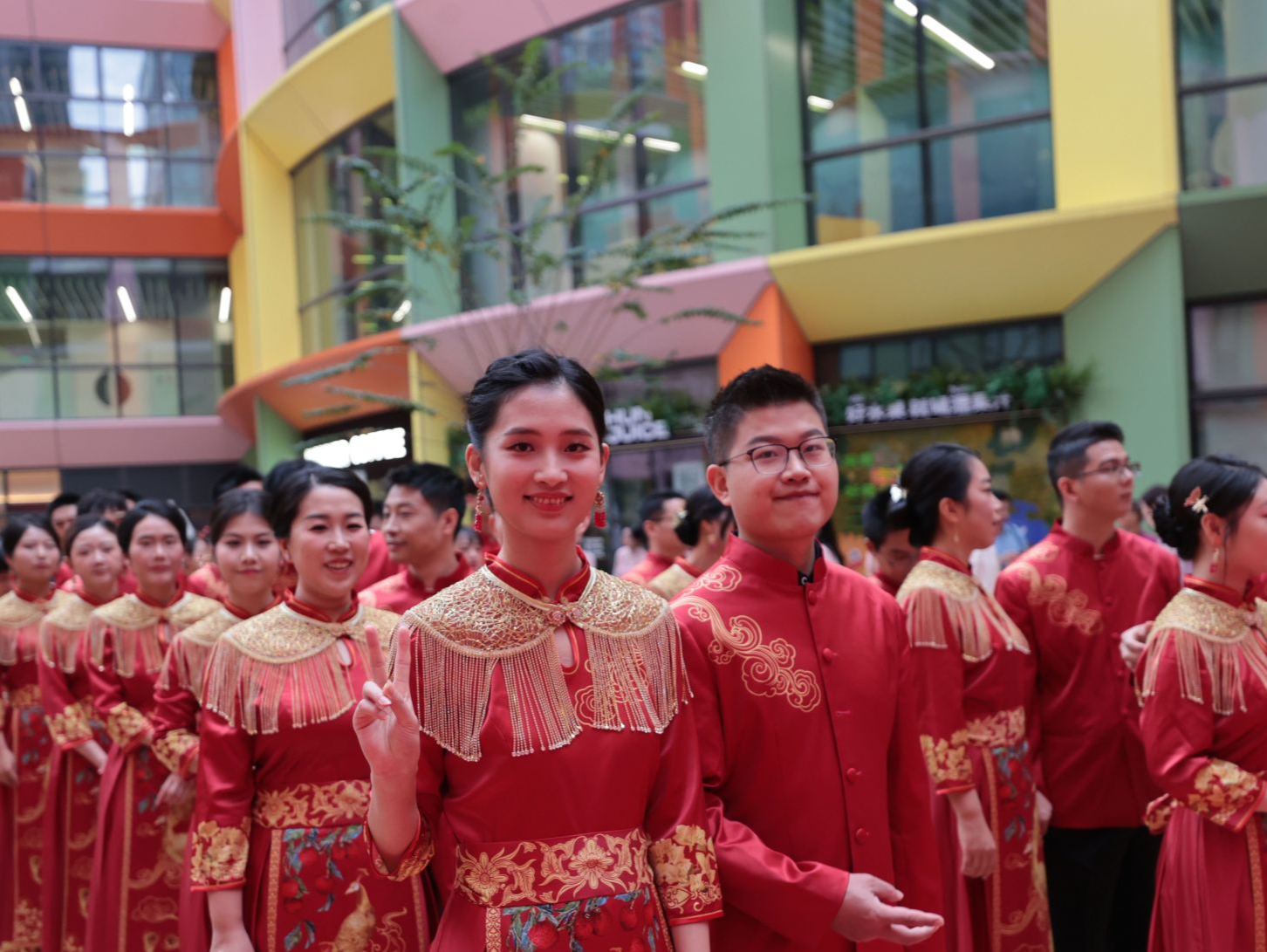 今天，全国万人集体婚礼举行！深圳75对新人甜蜜牵手→