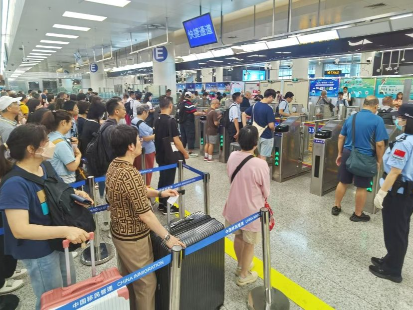 暑期皇岗边检站查验出入境人员逾1200万人次