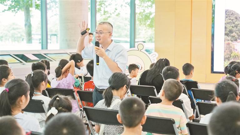 宝安举办“地理眼看家乡”讲座  带领市民了解海岸的变迁