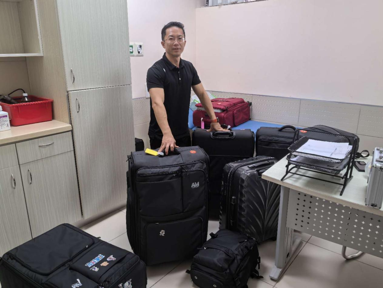 “装在行李箱中的眼科医院”：援赤道几内亚中国医疗队开展“巡回”眼科手术
