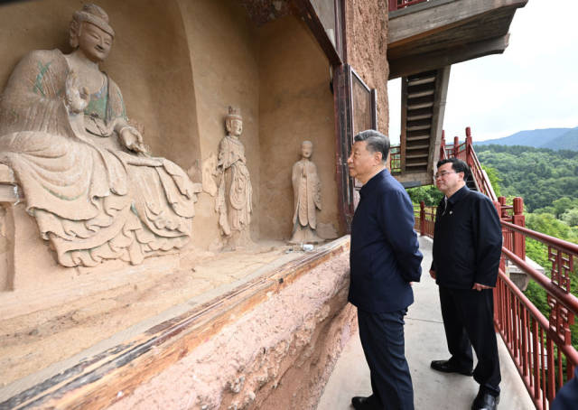 9月10日至13日，中共中央总书记、国家主席、中央军委主席习近平在甘肃考察。这是11日上午，习近平在天水市麦积山石窟考察。新华社记者 谢环驰 摄