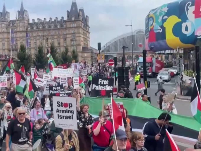 英国利物浦爆发抗议游行，呼吁政府对以实施武器禁运