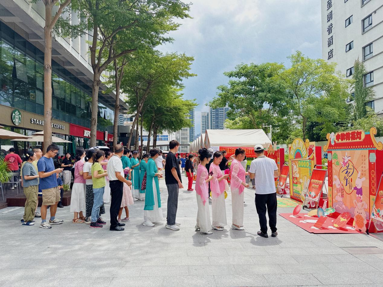 招商街道沿山社区举行灯谜市集