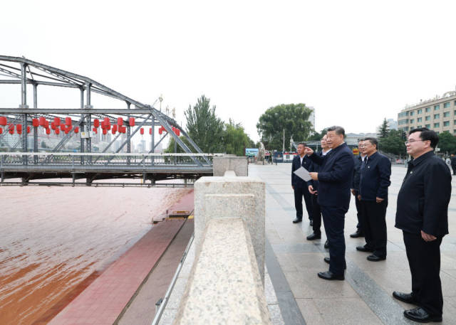 9月10日至13日，中共中央总书记、国家主席、中央军委主席习近平在甘肃考察。这是11日下午，习近平在黄河兰州中山桥段考察。新华社记者 王晔 摄