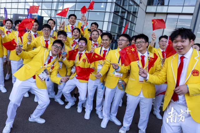中国技能选手在开幕式前挥动国旗进行队形彩排。