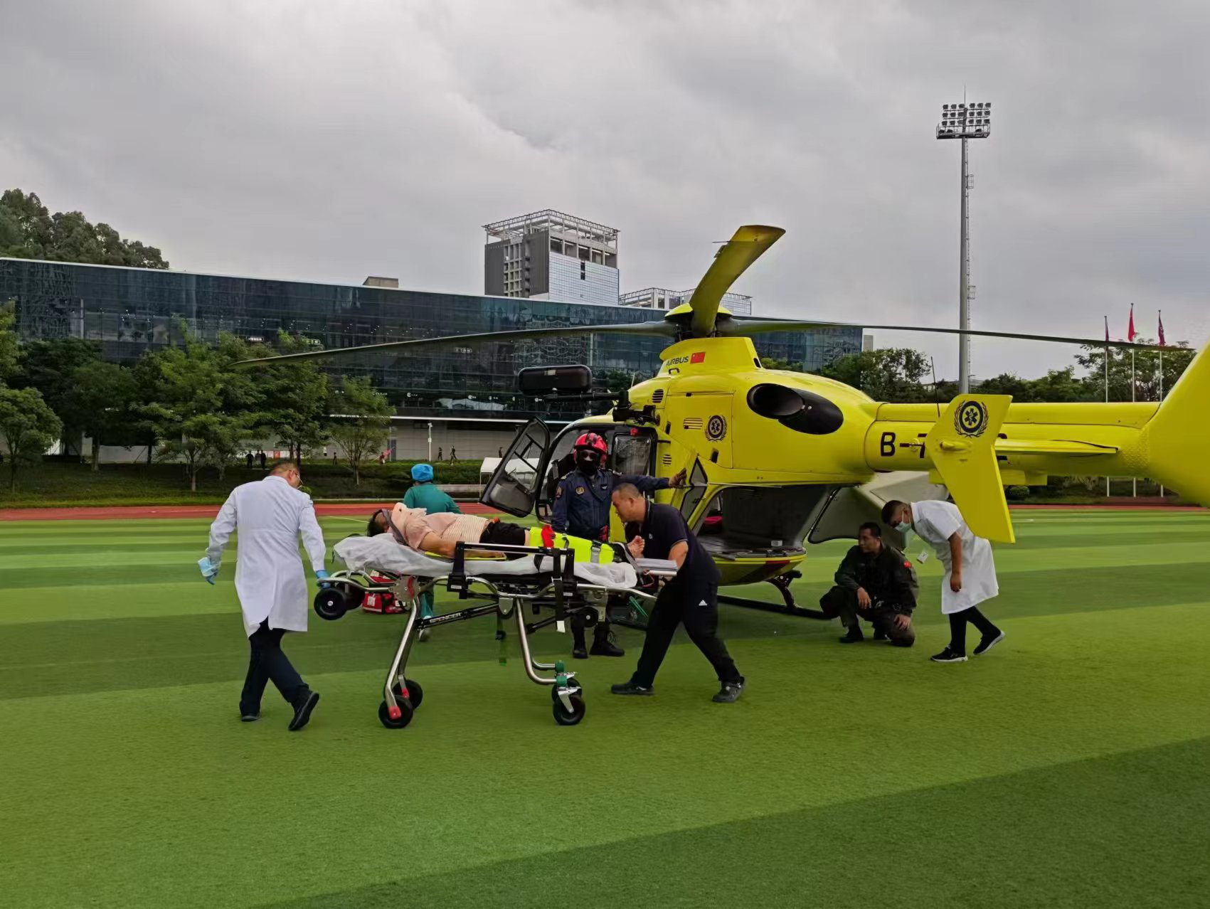 游客大鹏海边坠崖，低空应急救援38分钟成功解救送医
