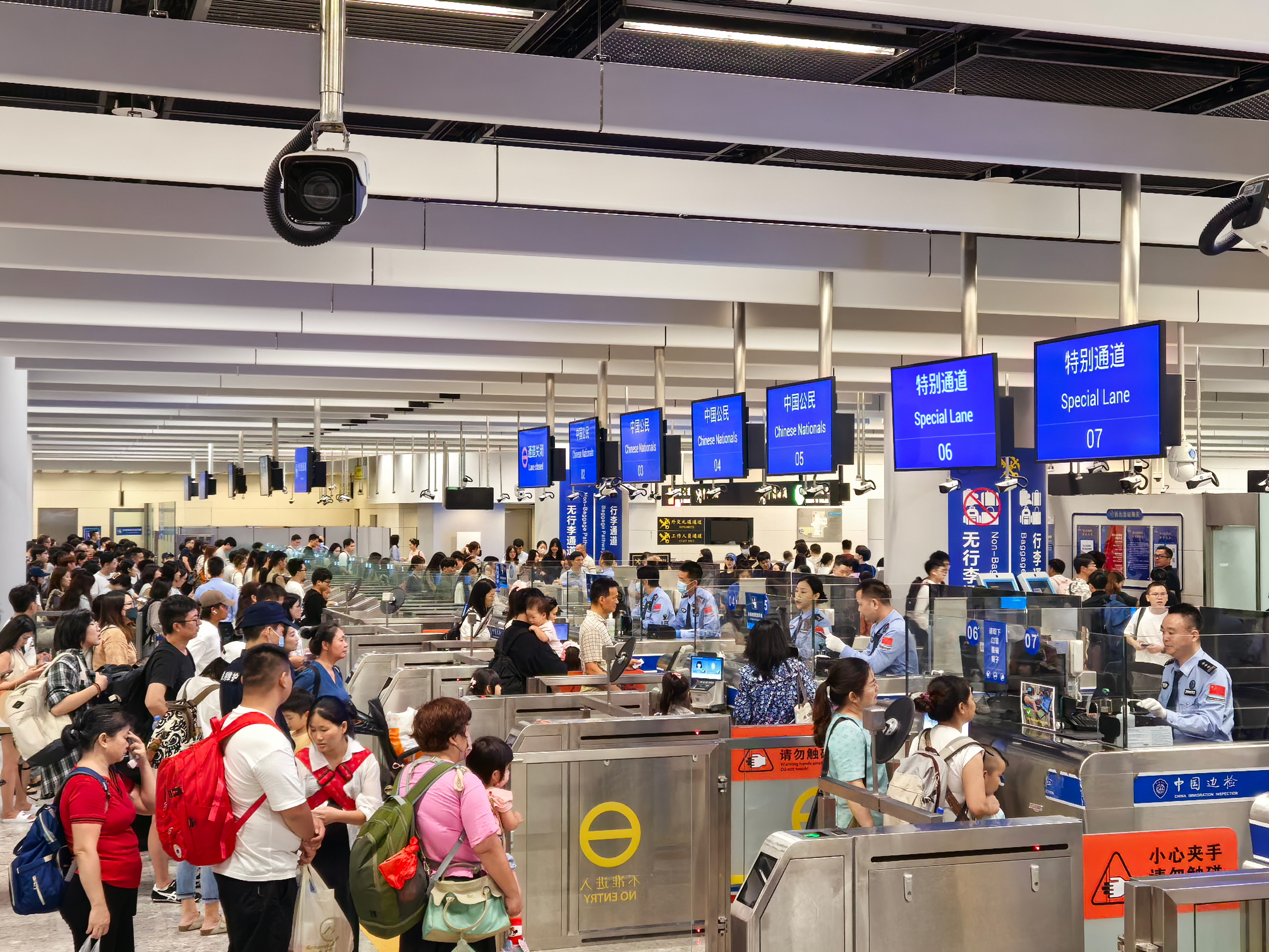 中秋假期深港口岸迎送旅客214.9万人次