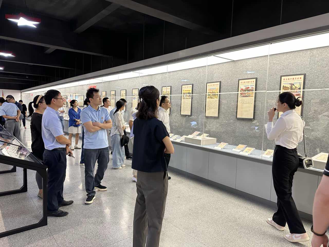 石井街道开展“红色党建+禁毒研学”宣传