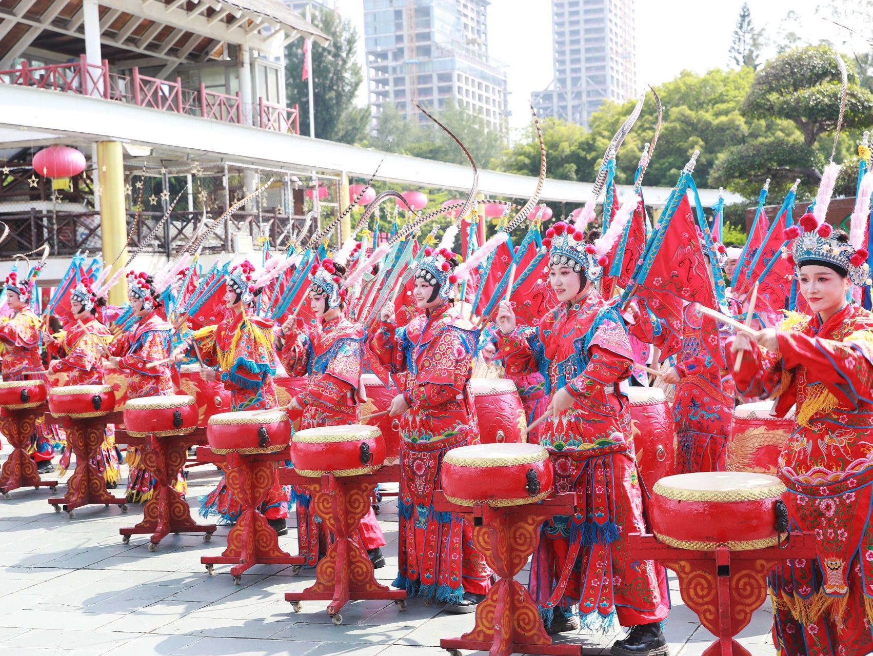 56个民族演员敲响鼓乐迎国庆，深圳锦绣中华打造国风潮玩节