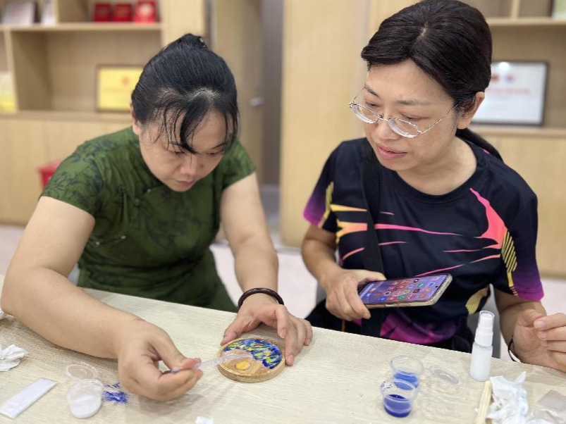 人民桥社区组织开展珐琅DIY非遗文化传承活动