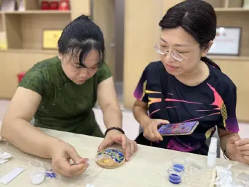 人民桥社区组织开展珐琅DIY非遗文化传承活动