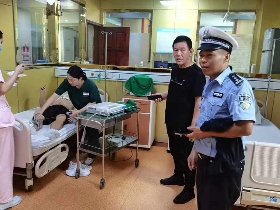 网约车乘客突发疾病，深圳高速交警火速救“驾”