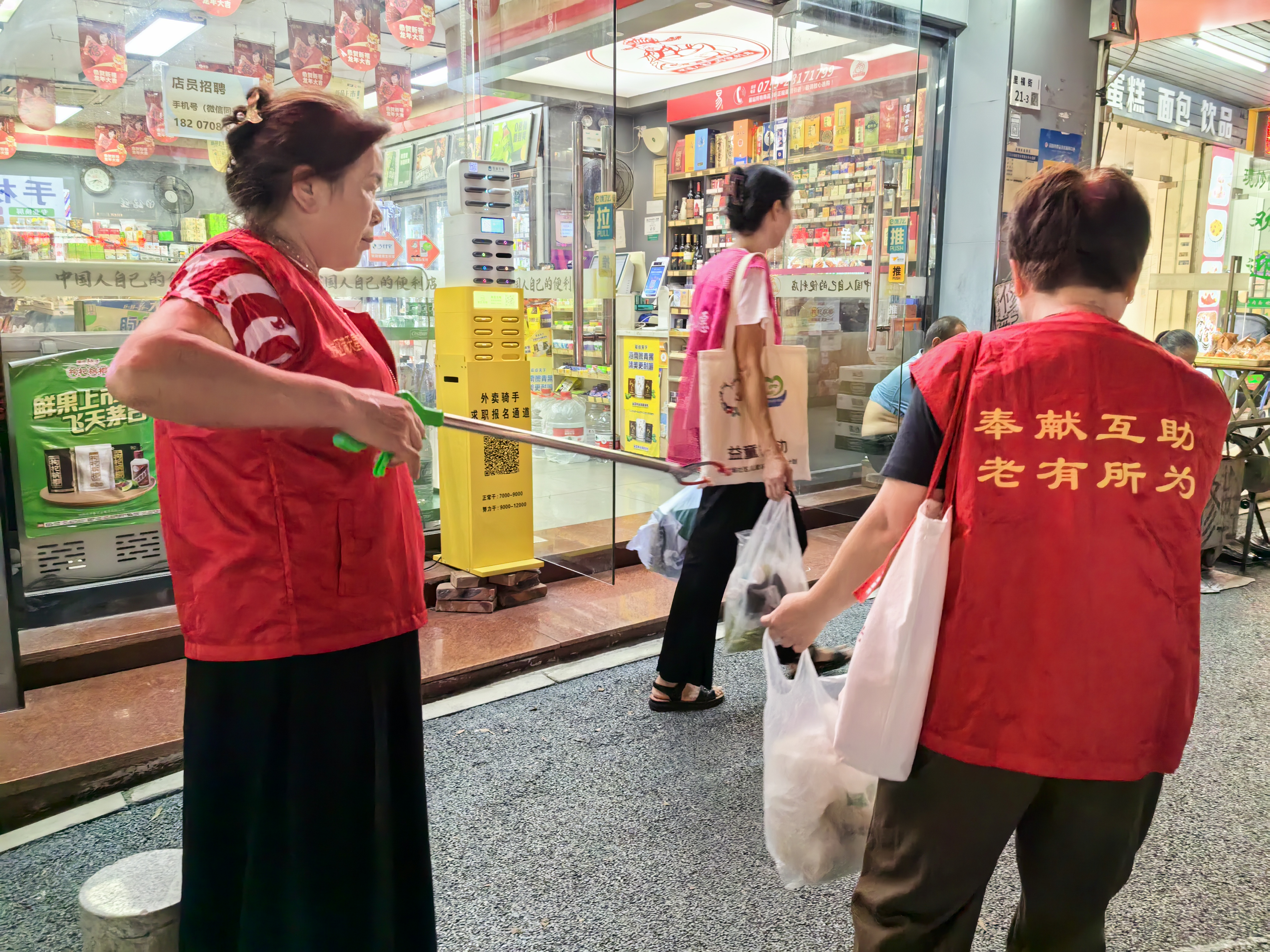 街区夜巡、交通劝导、走旗袍秀，大发埔社区退休老人的志愿者生活