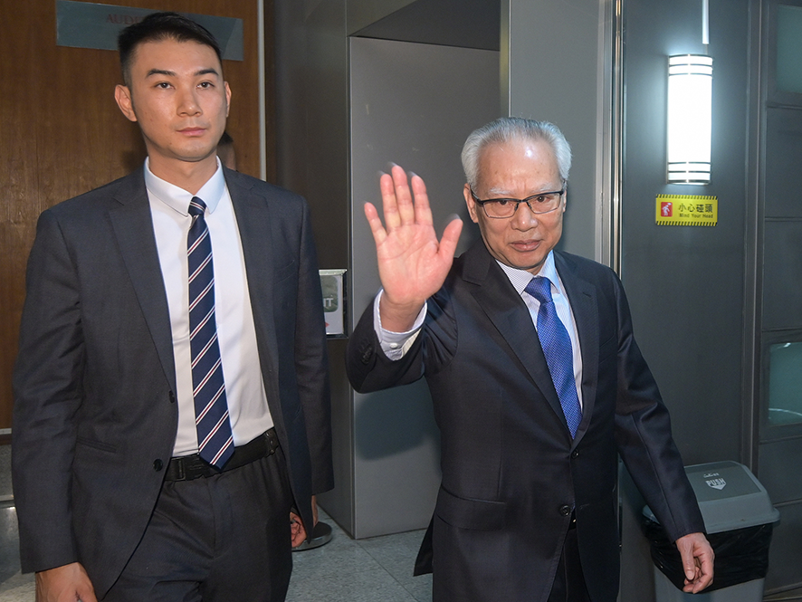 岑浩辉提交澳门特区行政长官选举候选人提名表 