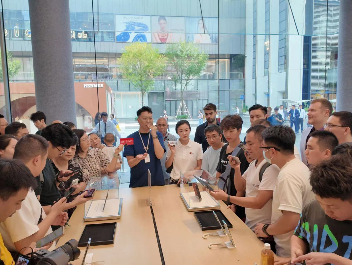 华为三折叠屏手机火热开售！线下门店大排长龙，记者直击现场→
