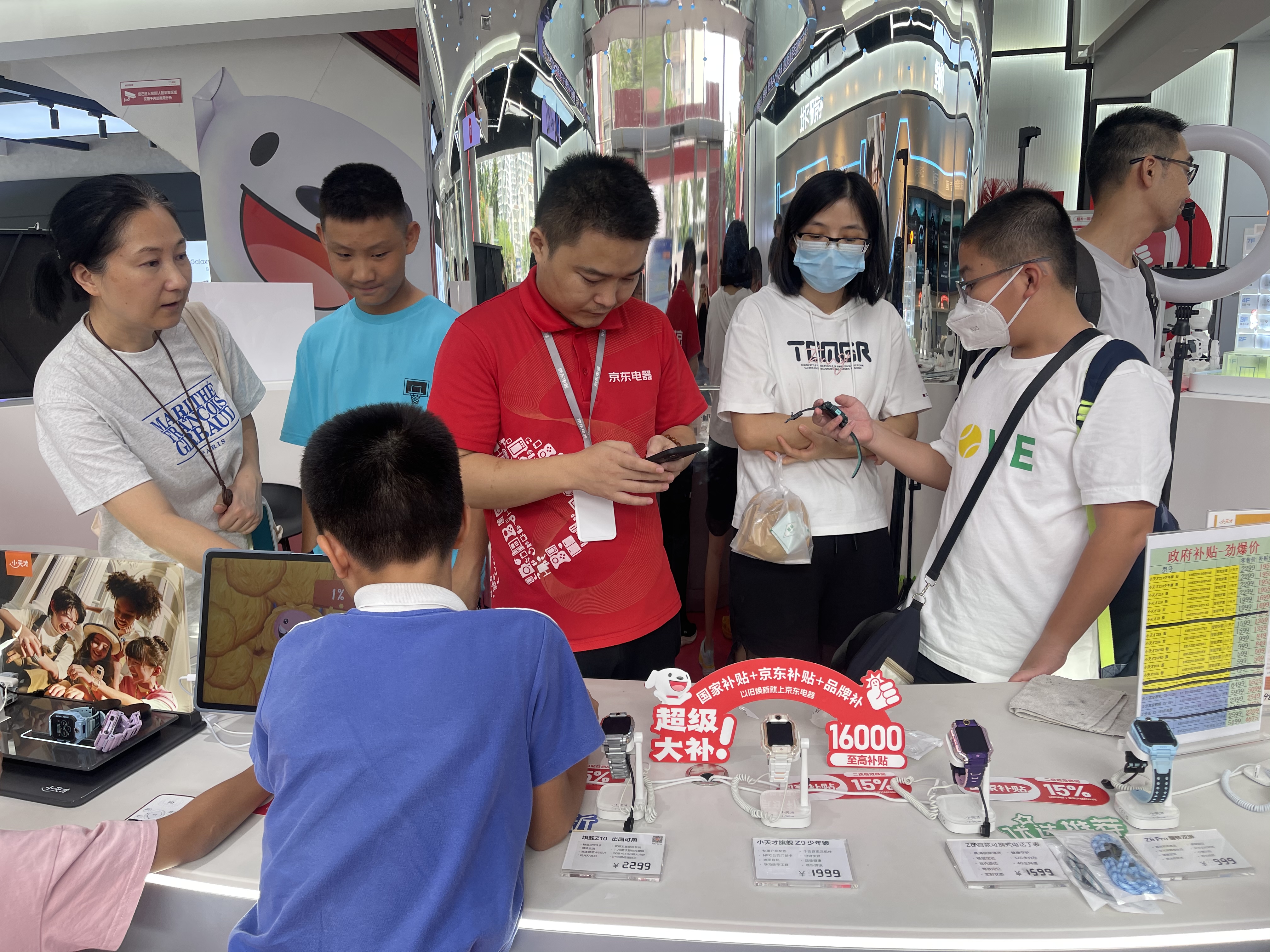 （已发见报版）深圳加力支持家电以旧换新落地首个周末  我市3C家电消费市场红红火火