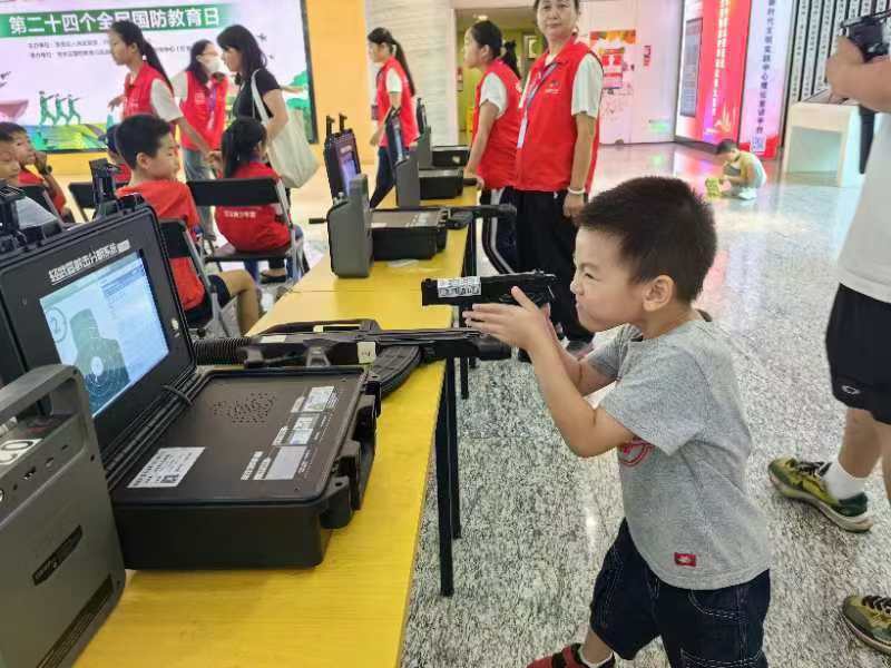 宝安开展全民国防教育日青少年游园活动