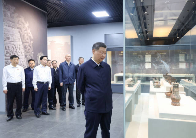 9月10日，中共中央总书记、国家主席、中央军委主席习近平在前往甘肃考察途中，来到陕西省宝鸡市参观宝鸡青铜器博物院。新华社记者 鞠鹏 摄