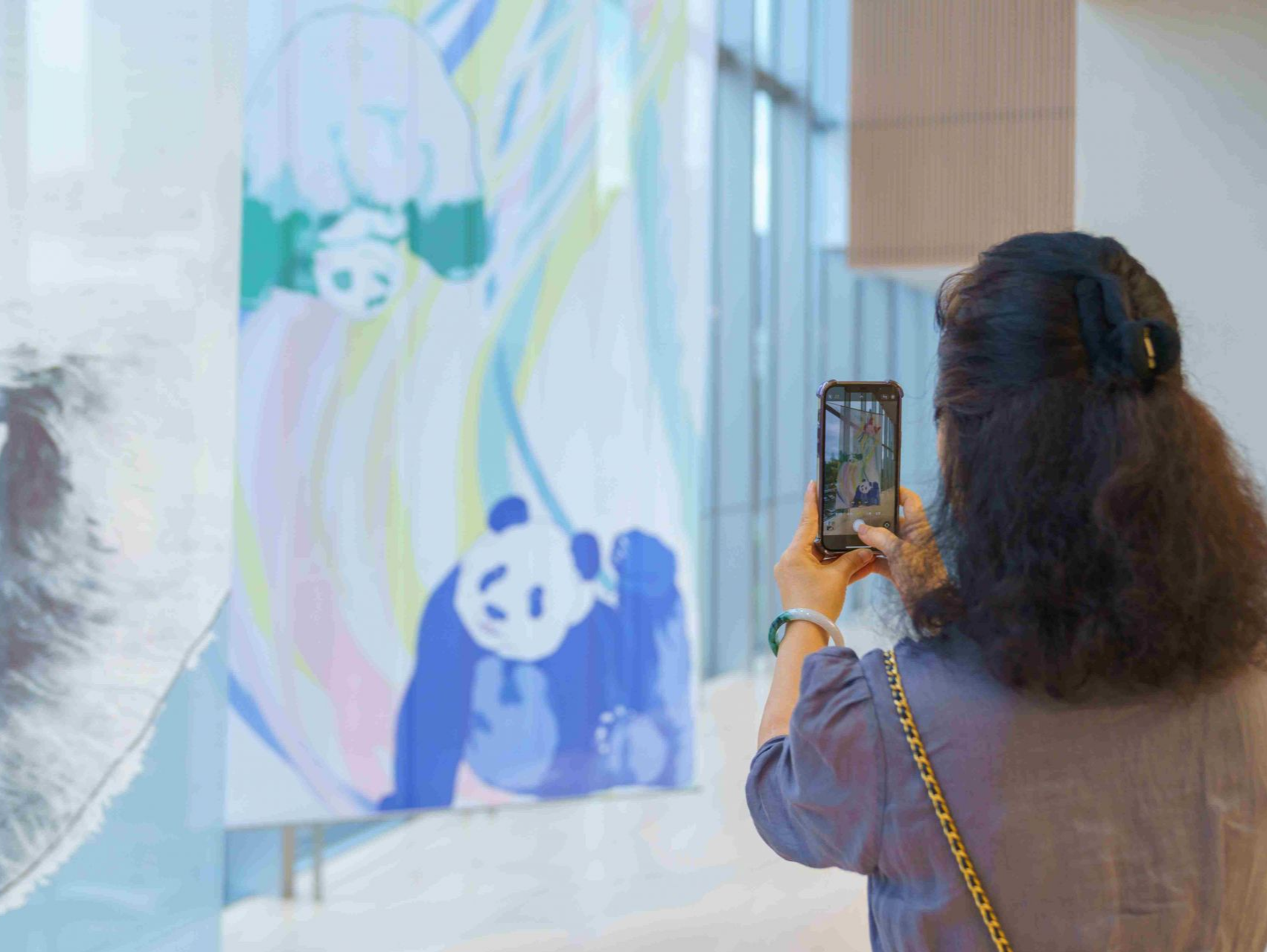 以跨界融合展现熊猫魅力，“黄义勇大熊猫美术作品公益展”受热捧