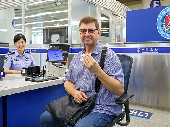 1.1万人次持港澳居民来往内地通行证（非中国籍）旅客经深圳口岸便捷通关