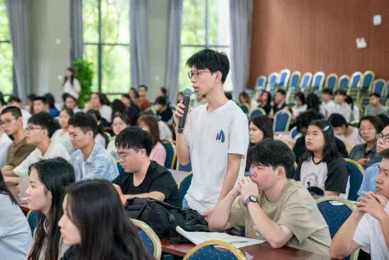 在回望深圳历史中，致敬这座英雄城市