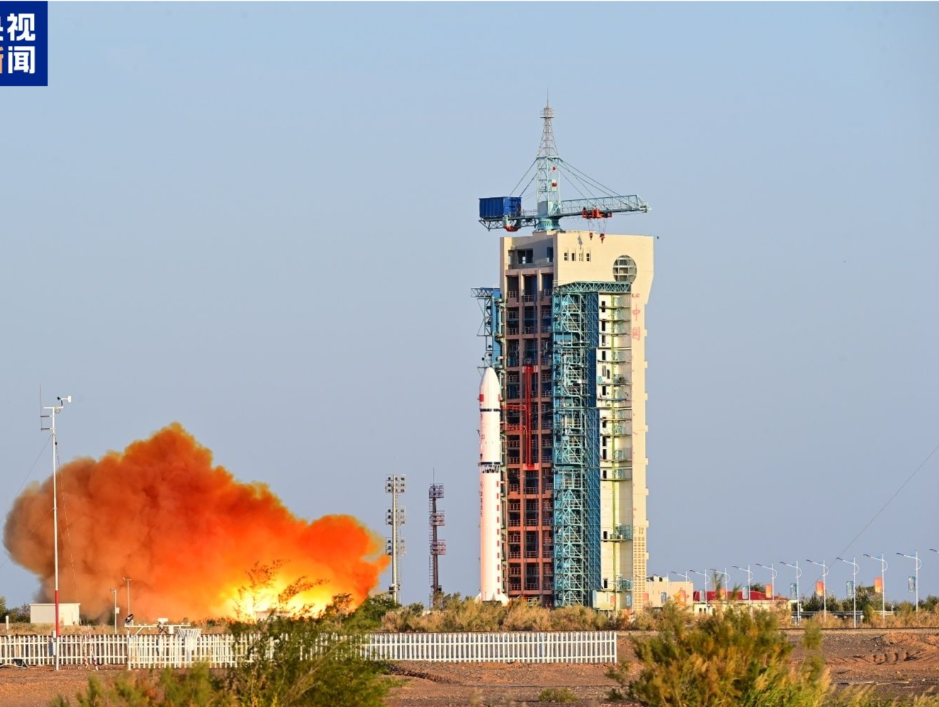 我国成功发射首颗可重复使用返回式技术试验卫星