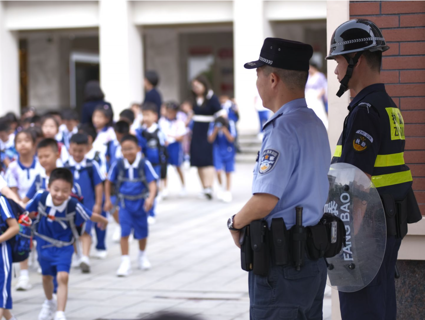陪你开学，护你周全！宝安警方站好秋季 “护学岗”