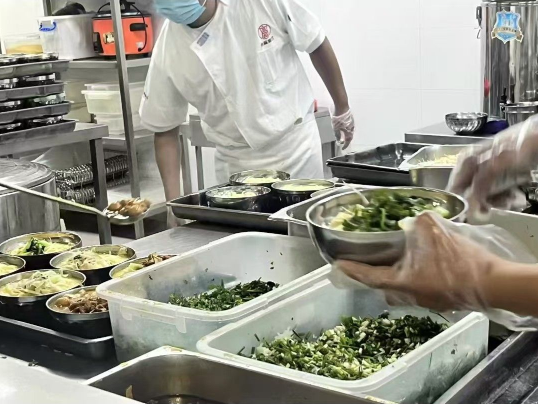 郑州通报一学校“老师吃鲜肉学生吃冻肉”情况：当地成立调查组，暂时停用涉事公司