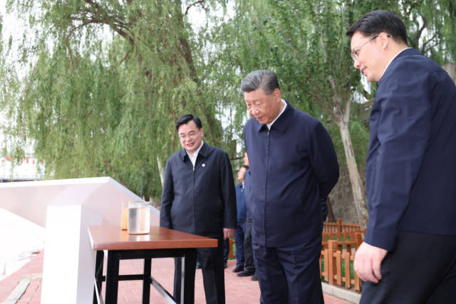 9月10日至13日，中共中央总书记、国家主席、中央军委主席习近平在甘肃考察。这是11日下午，习近平在黄河兰州中山桥段考察。新华社记者 鞠鹏 摄