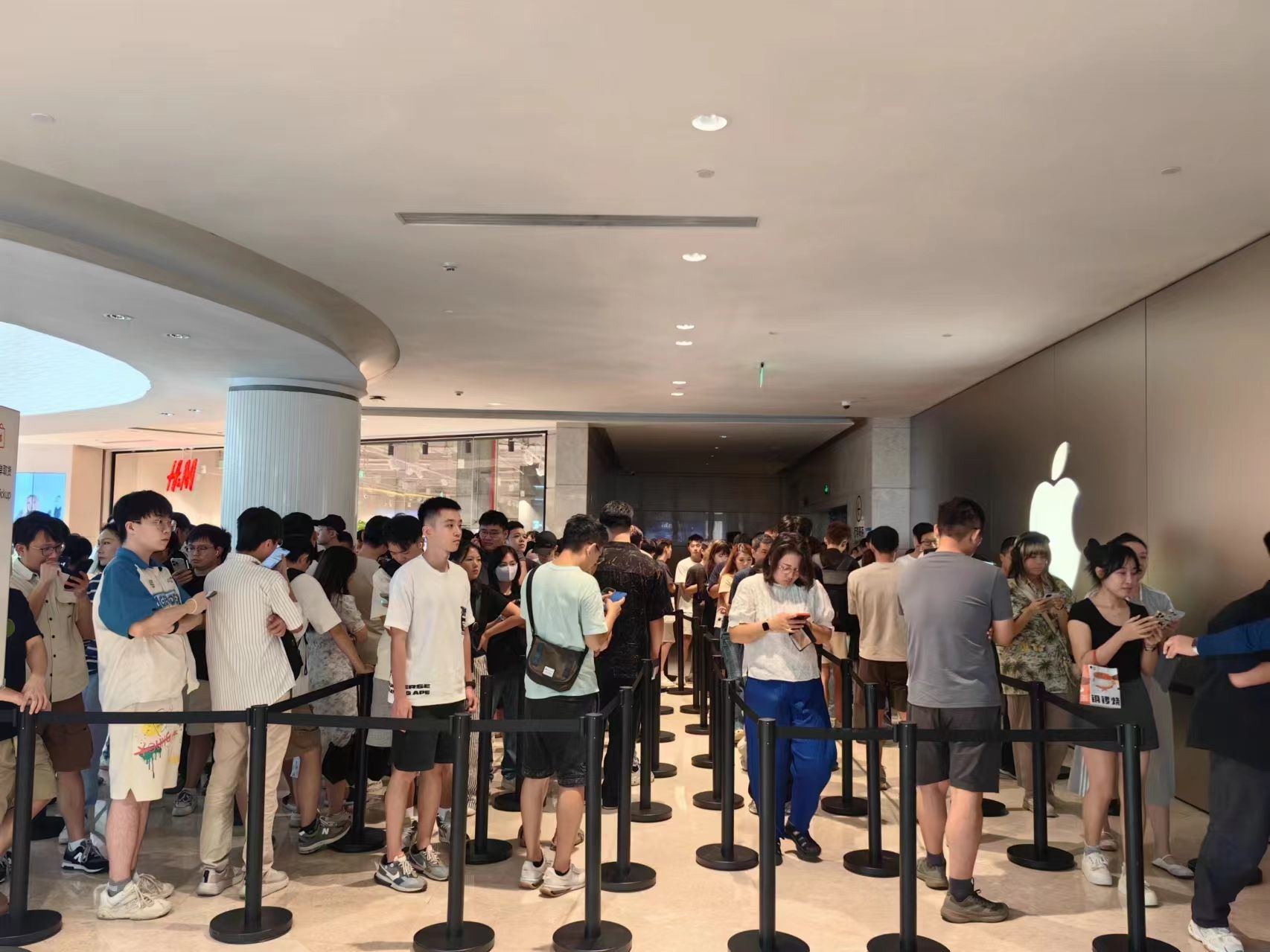 直击iPhone 16 开售现场：门店“黄牛”聚集，越小内存加价越高