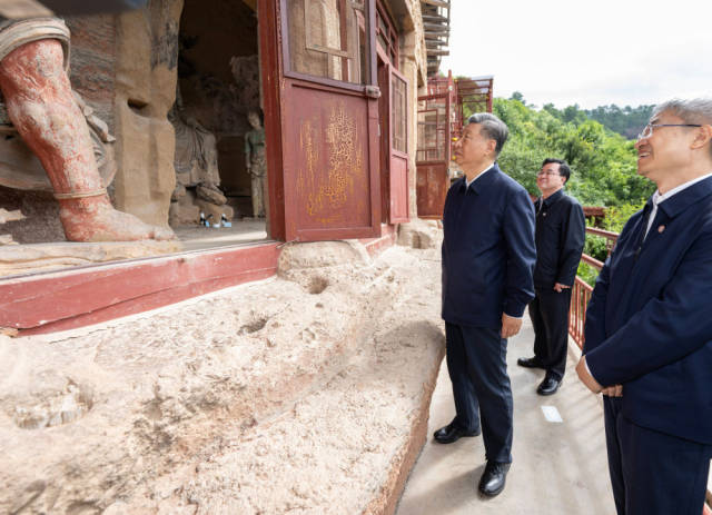 9月10日至13日，中共中央总书记、国家主席、中央军委主席习近平在甘肃考察。这是11日上午，习近平在天水市麦积山石窟考察。新华社记者 谢环驰 摄