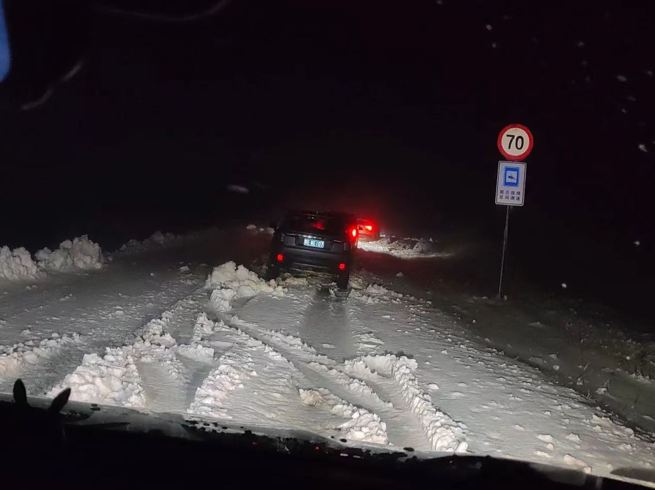 呼伦贝尔突降大雪，游客被困近24小时，当地紧急救援