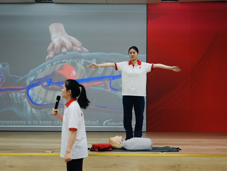“救”在身边！深铁物业AHA急救培训中心首次培训进小区