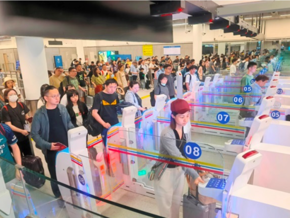 国庆将至，皇岗边检站多措并举迎出入境旅客
