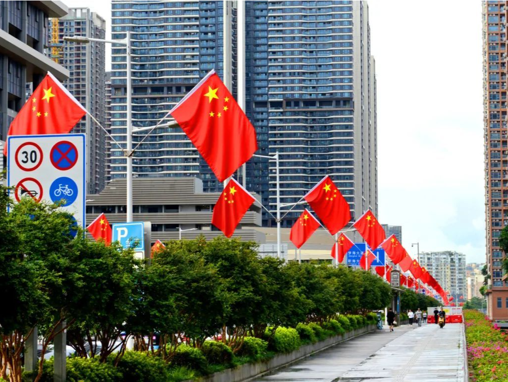红红红！国庆“气氛组”就位，深圳街头一夜变装！网友：燃起来了