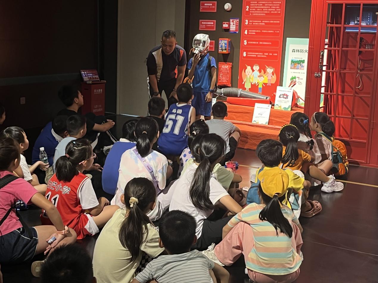 南山区西丽街道麻磡社区开展青少年消防安全探索之旅