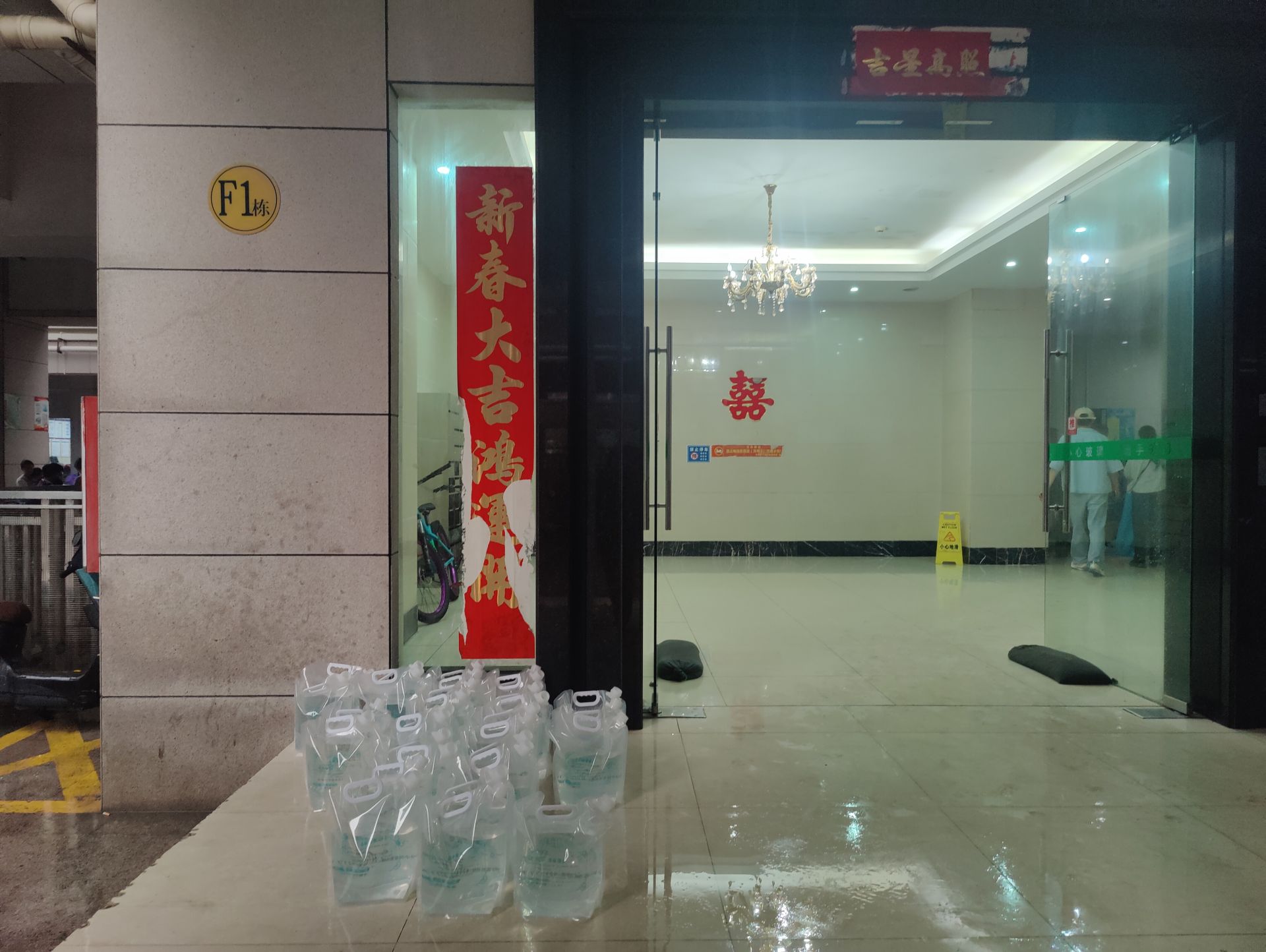 因“公摊电费”存争议欠费107万余元小区被停电，社区已介入丨小区大件事