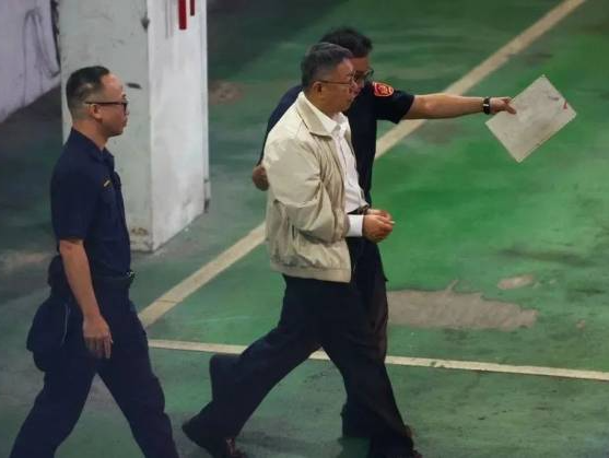 柯文哲被送进看守所，上铐画面曝光 