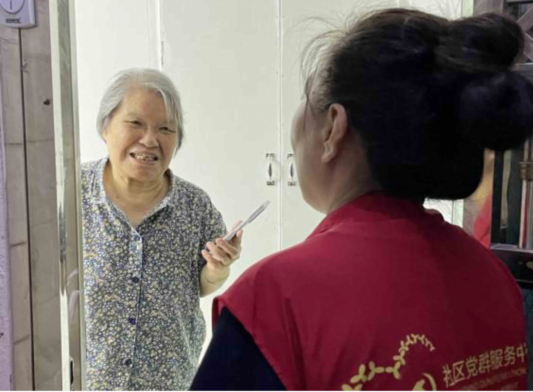 “摩羯”来袭，人民桥社区探访辖区老人保安全