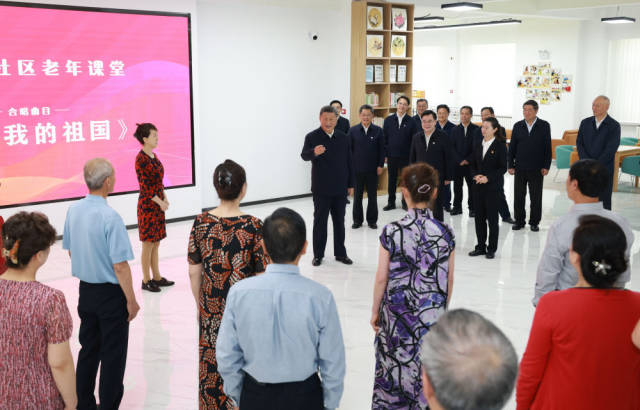 9月10日至13日，中共中央总书记、国家主席、中央军委主席习近平在甘肃考察。这是11日下午，习近平在兰州市安宁区枣林西社区党群服务中心考察。新华社记者 王晔 摄