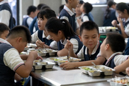 新学期新气象，中山学校自营食堂让学生吃得更香